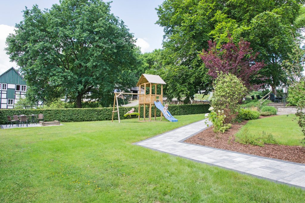 Garten Pension + FeWo Sauerland - Ferienwohnung Sauerland im Repetal Niederhelden-Attendorn